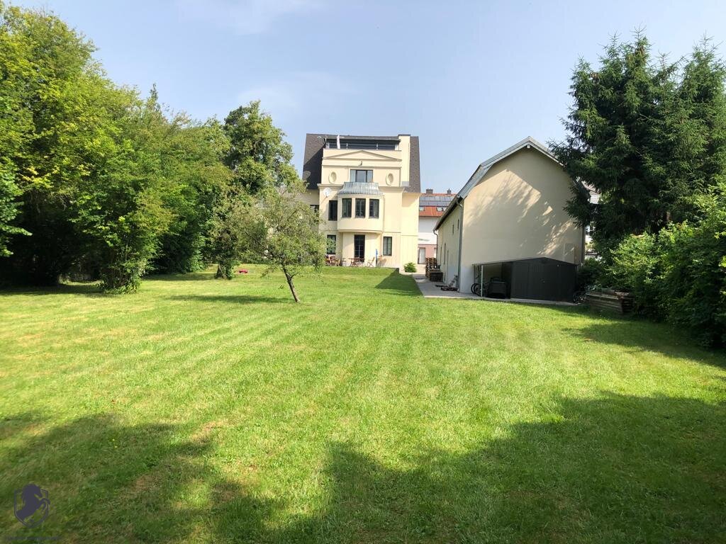 Außergewöhnliche Villa mit drei Wohneinheiten, Gewerbeeinheit & teilbarem Grundstück