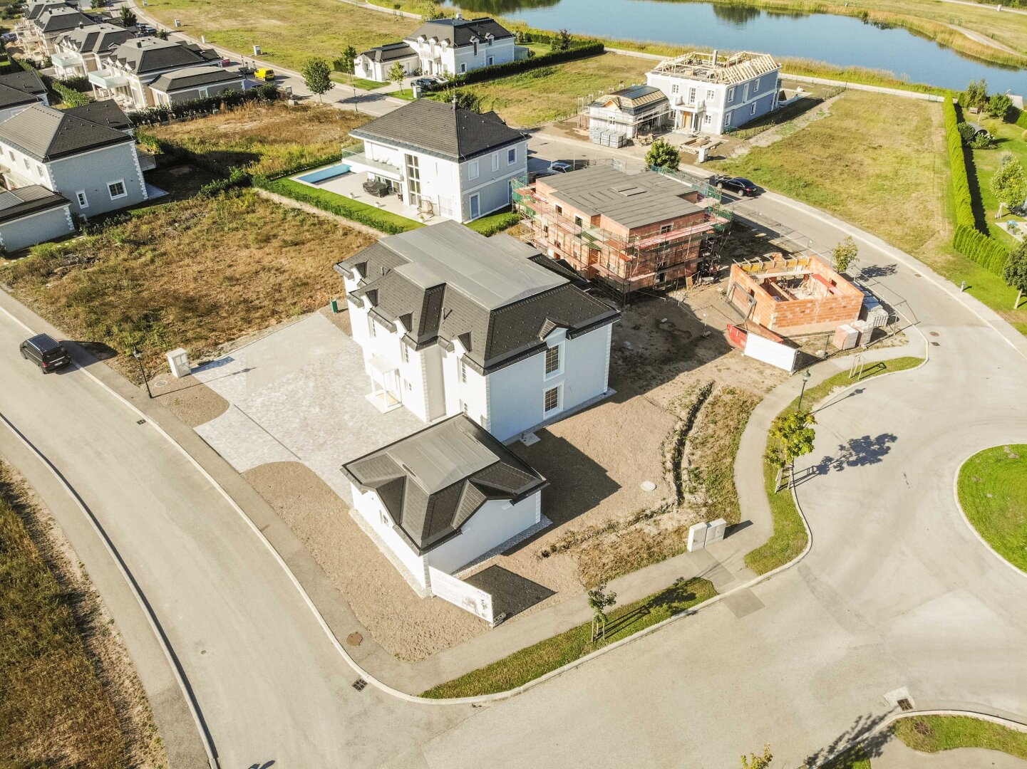 Doppelhaus-Villa in bester Nachbarschaft mit höchster Wohnqualität am traumhaften Aqualina Privatbadesee | belagsfertig