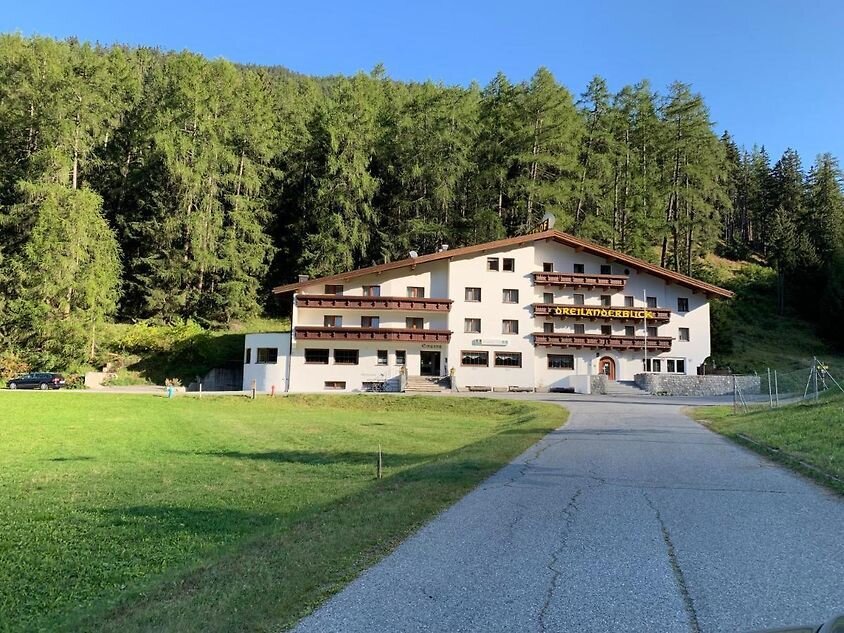 Reschenpass/Dreiländereck: Sanierungsbedürftiges Hotel mit Restaurant in traumhafter Alpinlage zu verkaufen