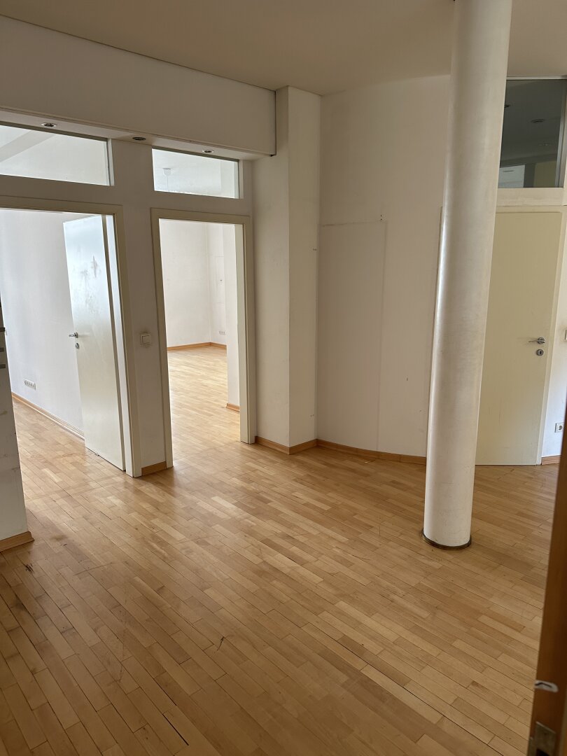 Großzügige 4 Zimmer - Wohnoase in zentraler Lage mit Blick auf den Schlossberg - 116m² - auch WG - geeignet!
