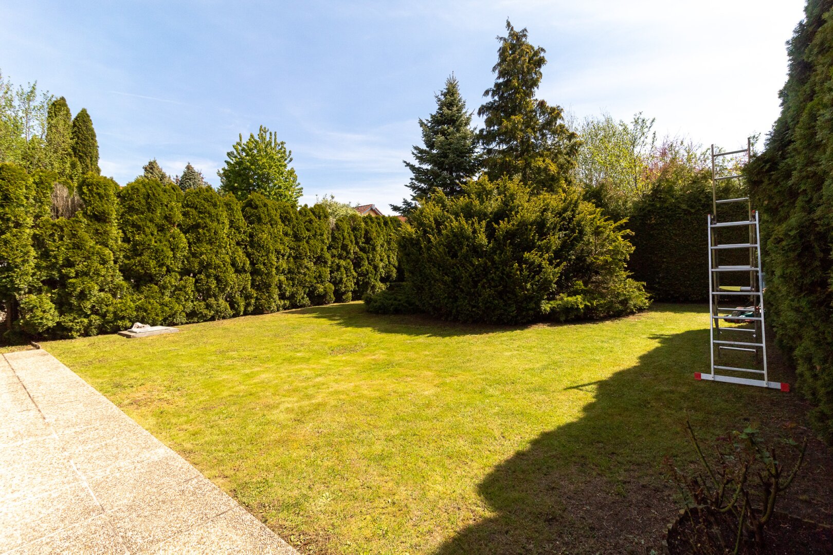 PREISGESENKT! -> KLEINGARTENHAUS mit UNEINSEHBAREN GARTEN - SCHWIMMTEICH - TENNISPLATZ