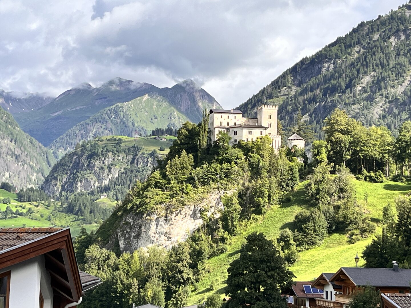 Kaufen, Koffer packen und einziehen! 3-ZI-Balkonwohnung mit Bergblick!