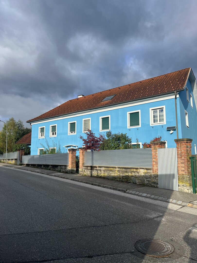 MEHRFAMILIENHAUS MIT 5 WOHNEINHEITEN IN ZENTRALER LAGE ZU VERKAUFEN - RENOVIERUNGSBEDARF