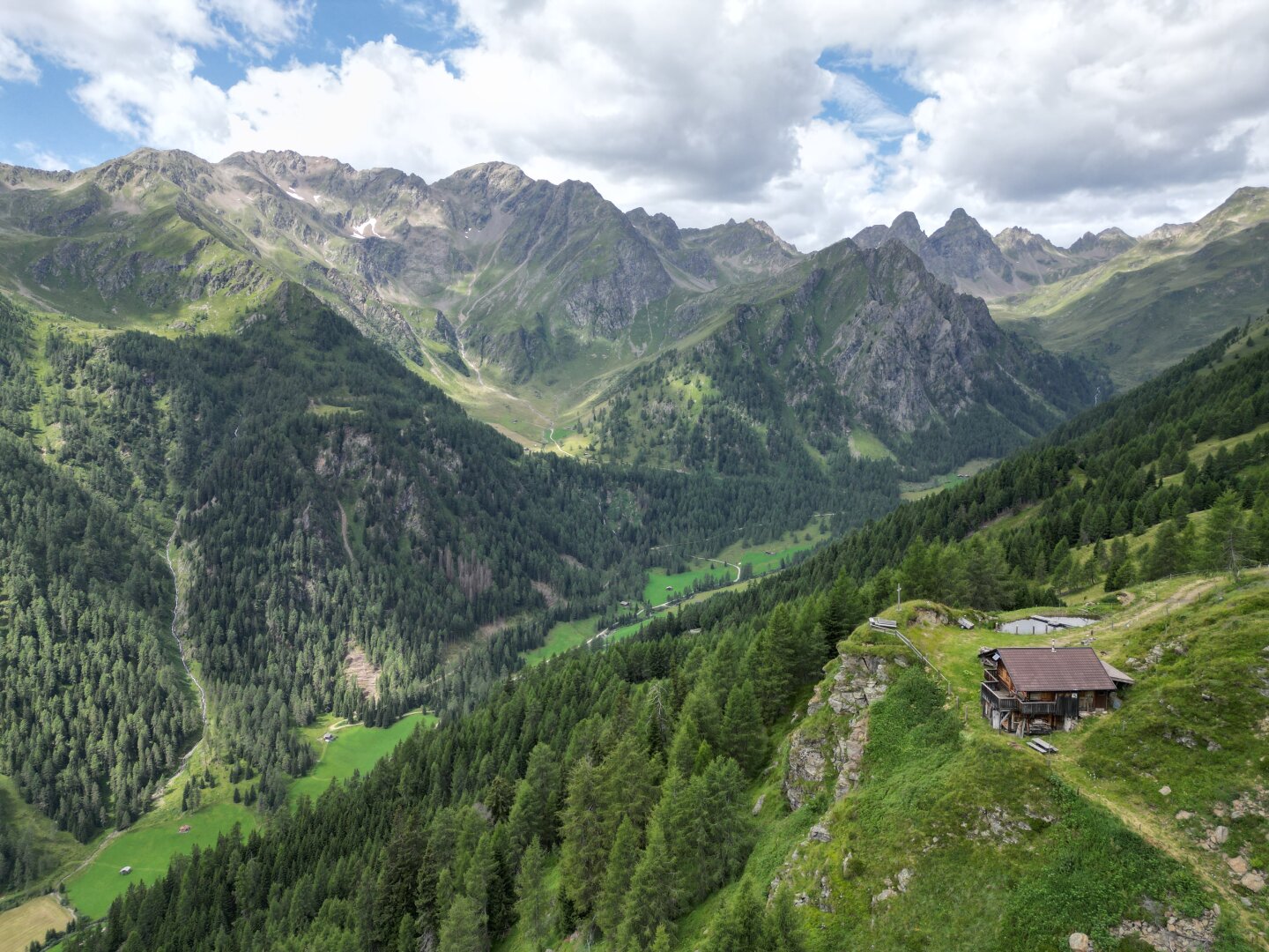 Ein Paradies in Alleinlage: Landwirtschaft mit Bergblick, Almhütte und Fischteich