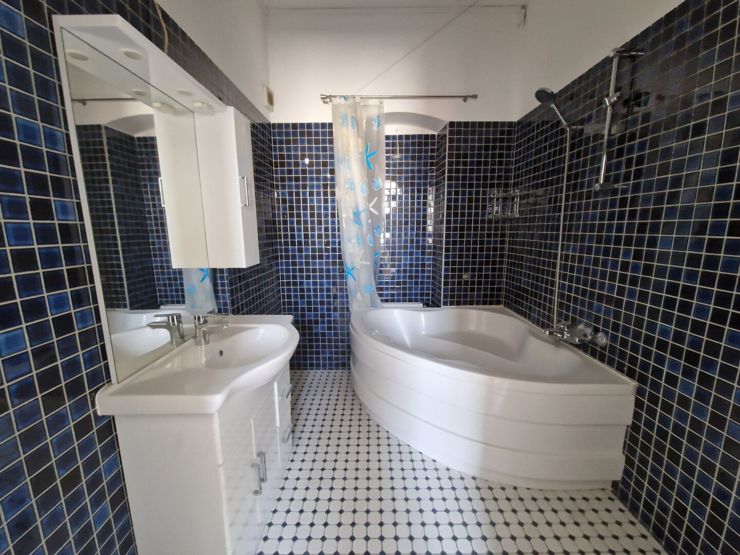 2er WG geeignet- 2 ZIMMER + Wohnküche - NÄHE SPITZ, U6 UND WASSERPARK