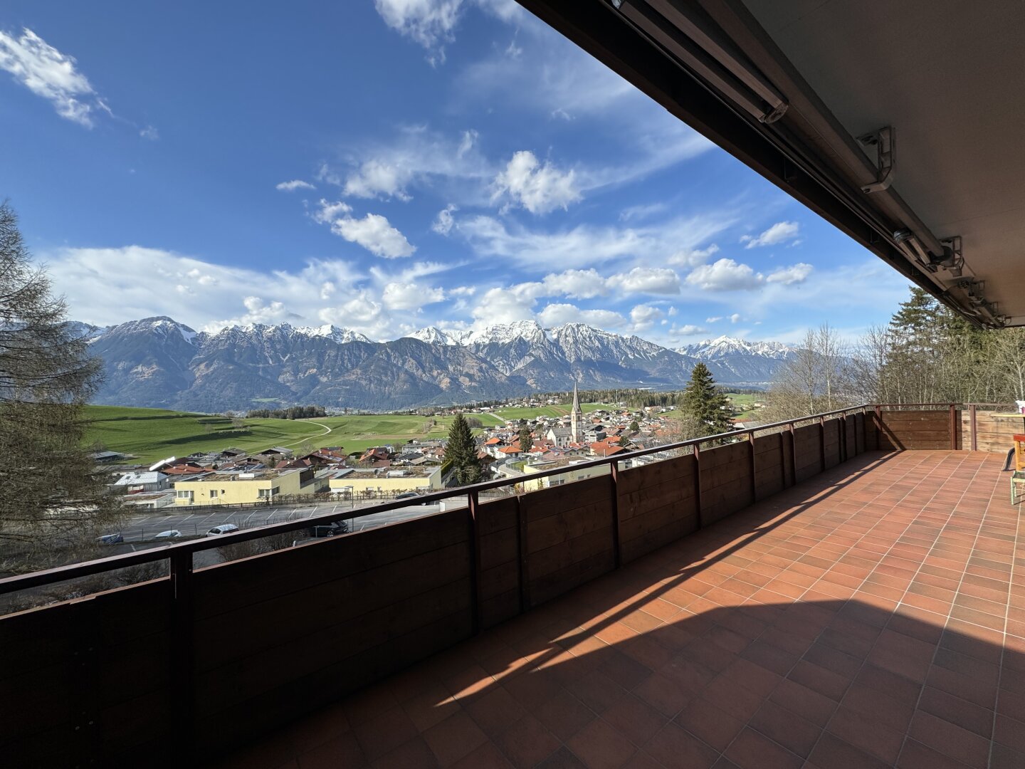 Wohnen direkt am Golfplatz: Chaletartige 105 m2 Wohnung in Rinn, Tirol – mit  großer Terrasse und unverbauten Bergblick!