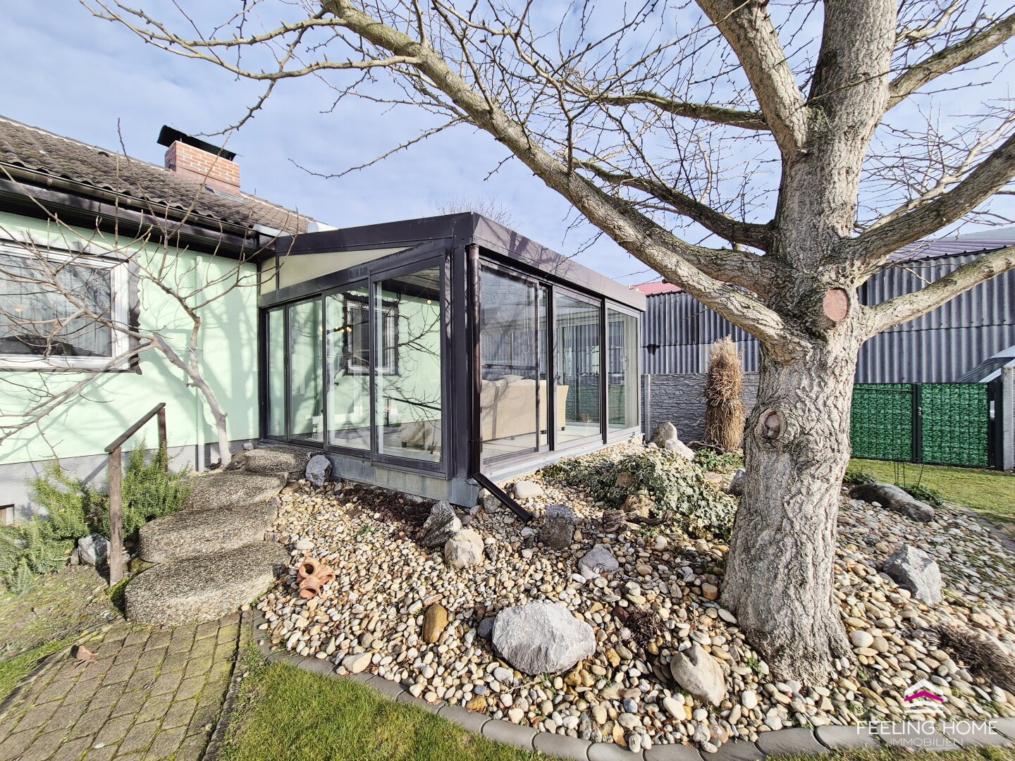Wohnen wie im Urlaub: Traumhaus im Bungalow-Stil mit Wintergarten, Pool & Wohlfühloase!
