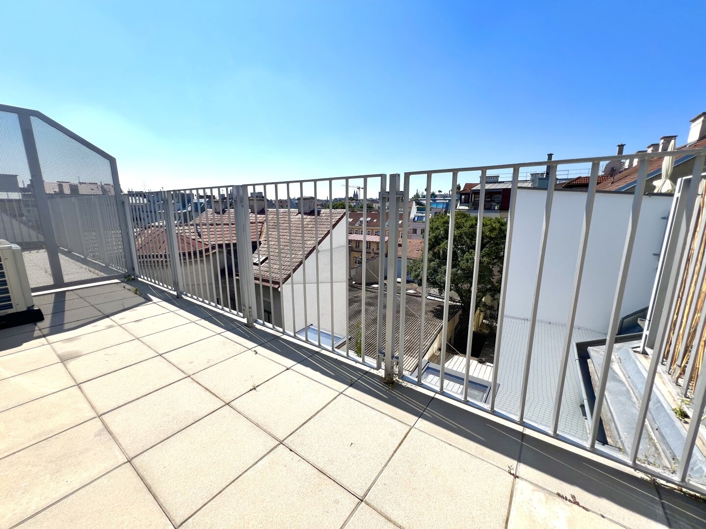 Frisch saniert - Lichtdurchflutete Dachgeschoss-Maisonette mit Terrasse