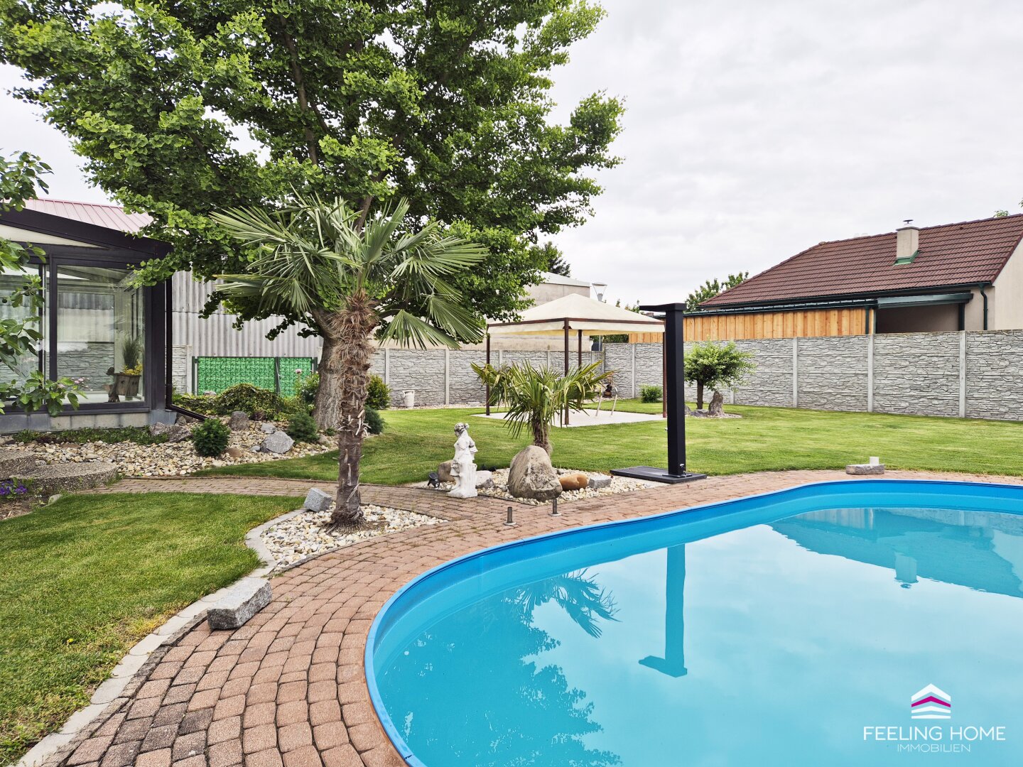 Wohnen wie im Urlaub: Traumhaus im Bungalow-Stil mit Wintergarten, Pool & Wohlfühloase!