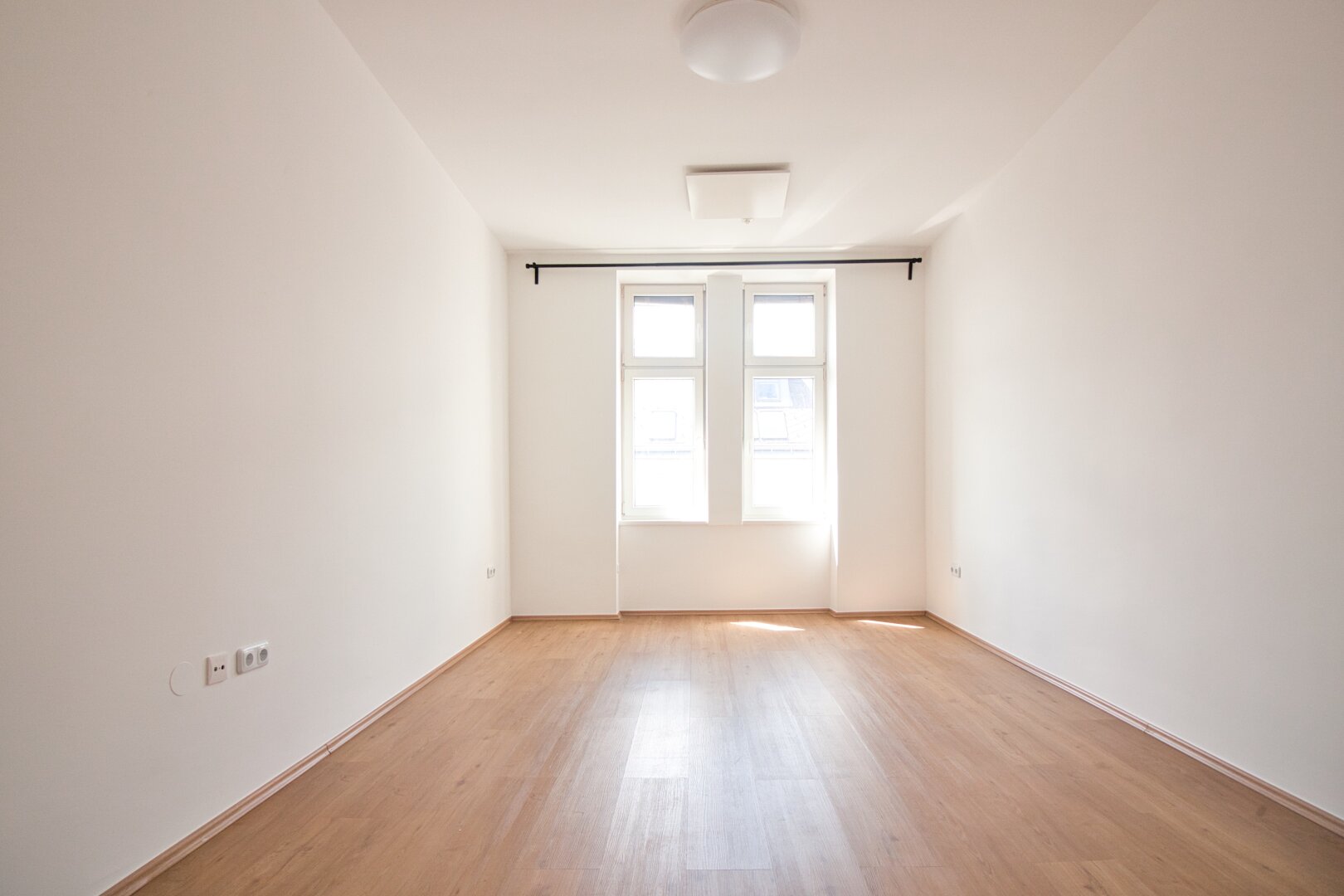 Sehr Schöne 1 Zimmer Wohnung plus Kabinett | 3.Stock | Nähe Lugner City