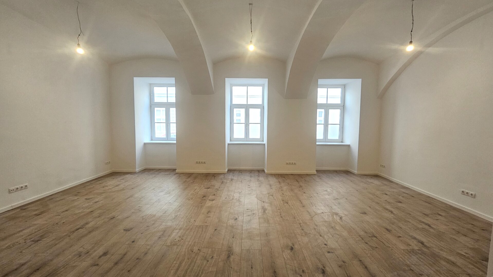 ERSTBEZUG - Büro mit Flair - top Lage nahe Schwarzspanierstraße