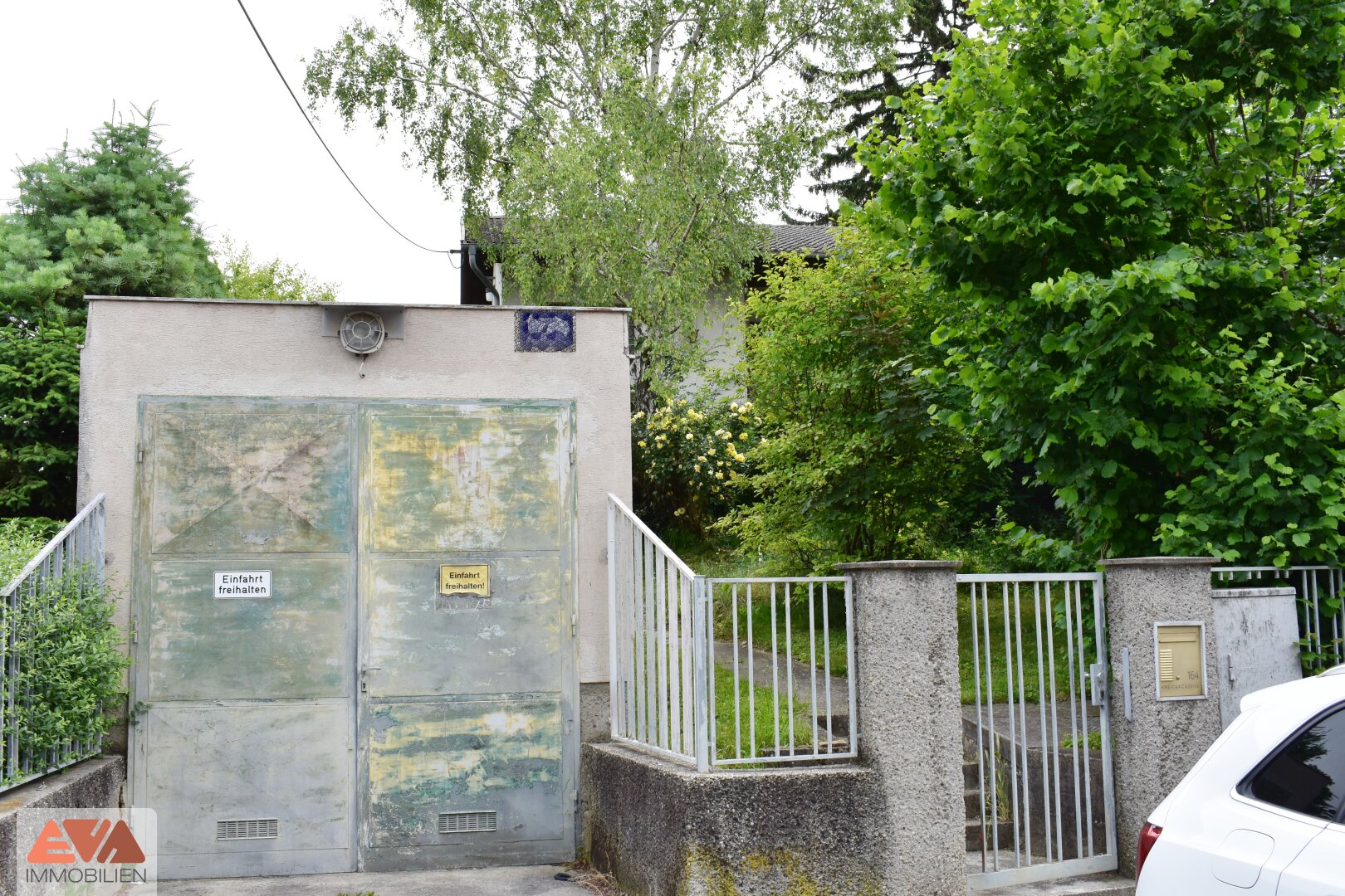 Sanierungsbedürftiges Haus auf großem Grundstück