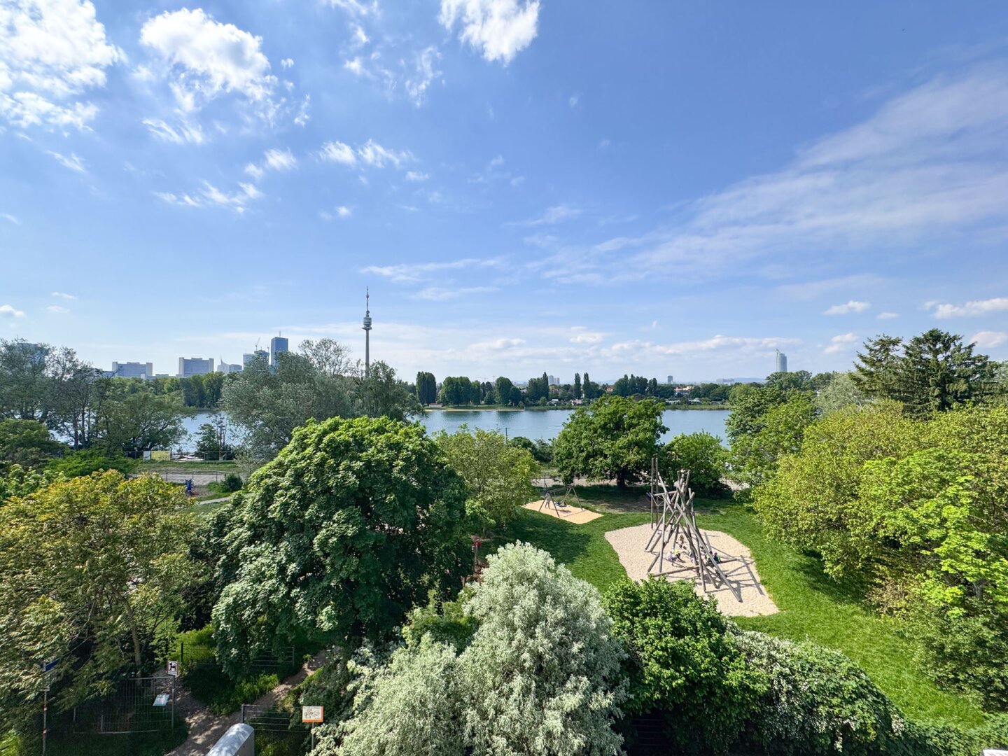 Wohnen am Wasser! 3 Zimmer Wohnung mit 14 m2 großem Balkon mit Blick auf die alte Donau!