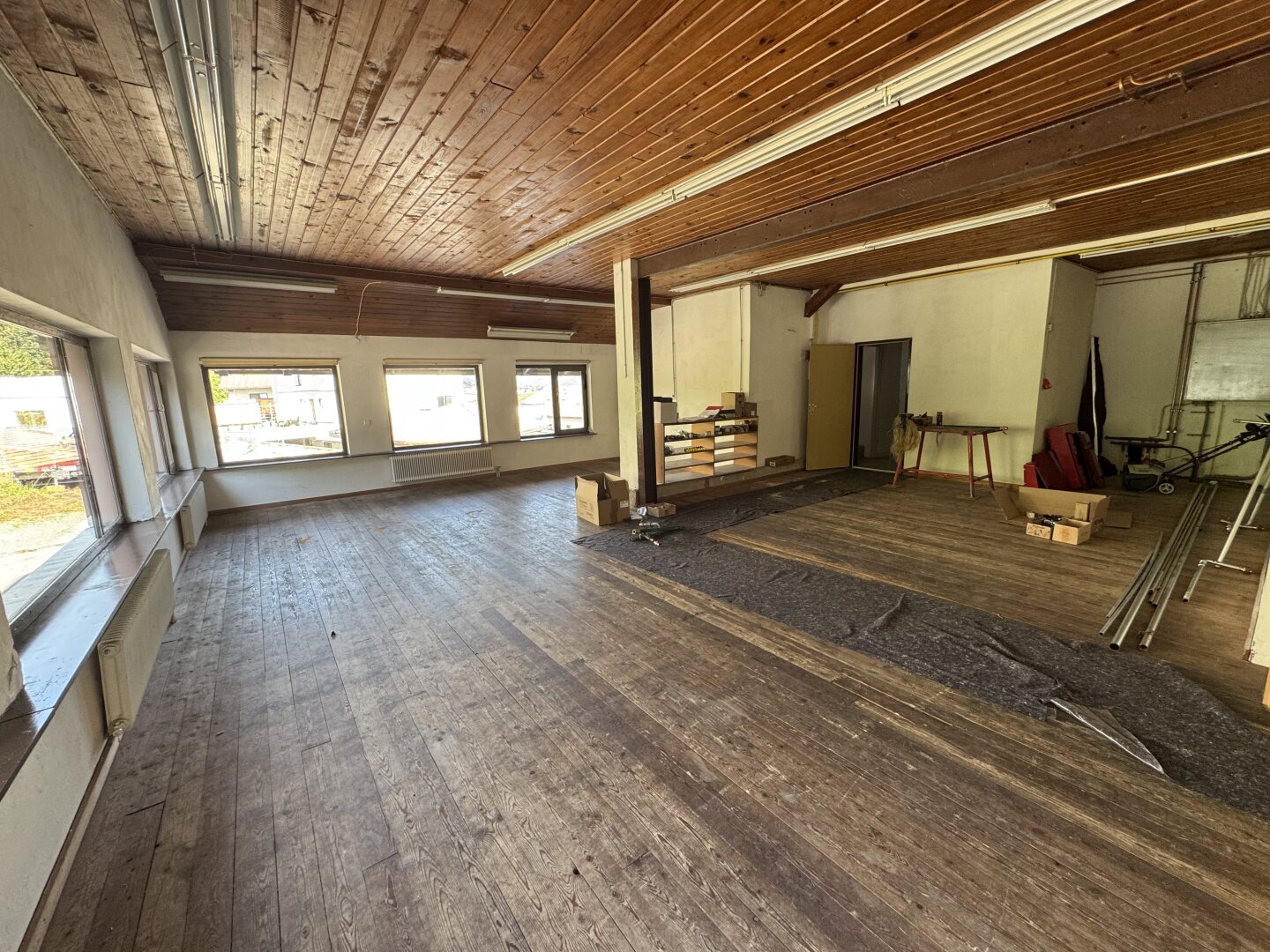 Sofort beziehbare Werkstatt / Büro / Lager : 150 m², 2 Stellplätze, nur € 1.200.-  Miete!