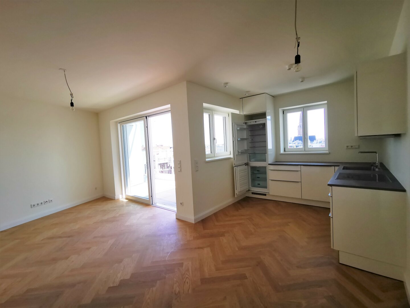 URANIA: 3 Zimmer mit hofseitiger Terrasse in Ruhelage: Luxus pur in Citynähe