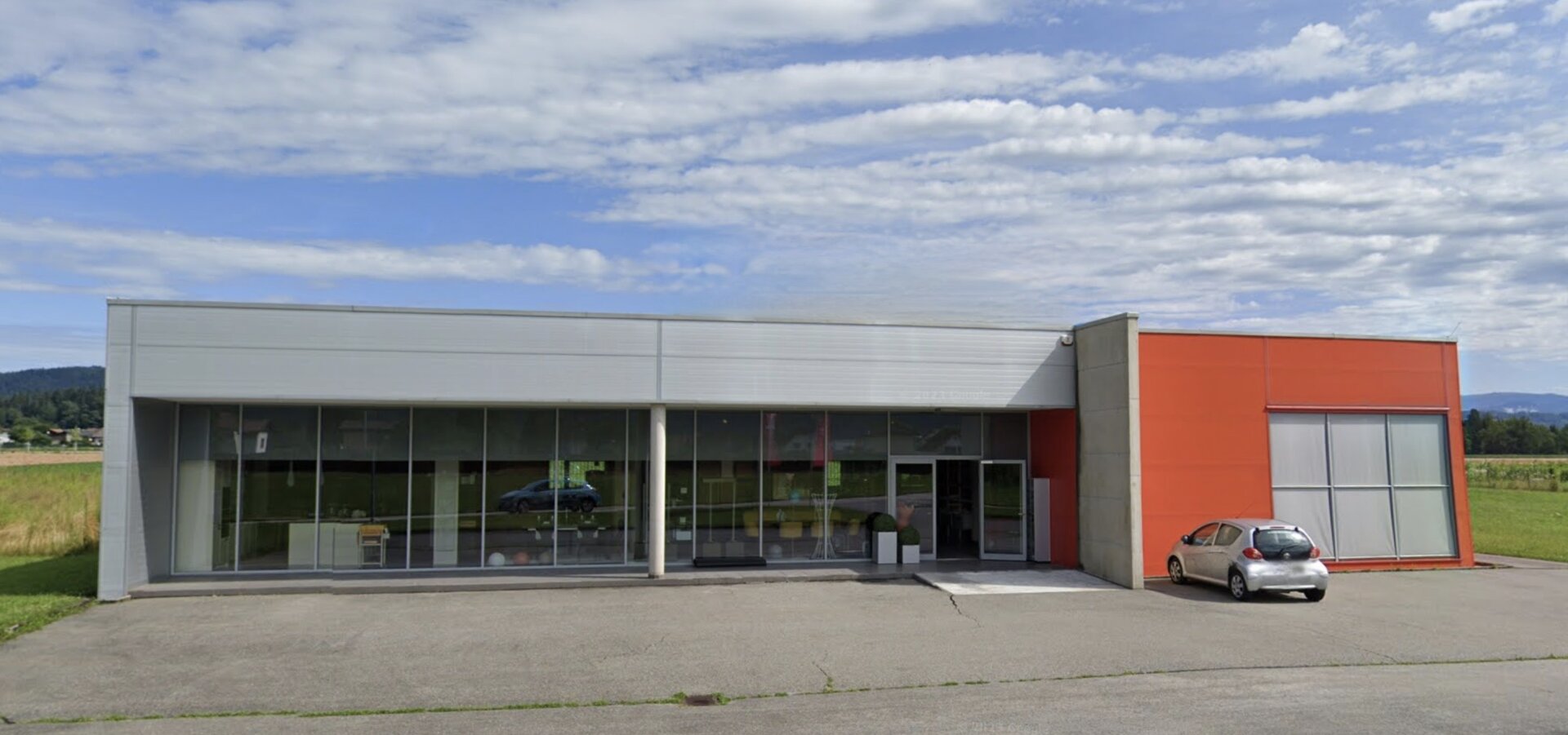 Hochwertige, moderne Verkaufshalle in Klagenfurt zu verkaufen!