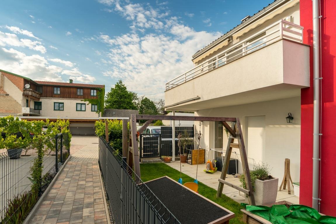 Schöne 3 Zimmerwohnung mit Balkon und 2 PKW Stellplätzen