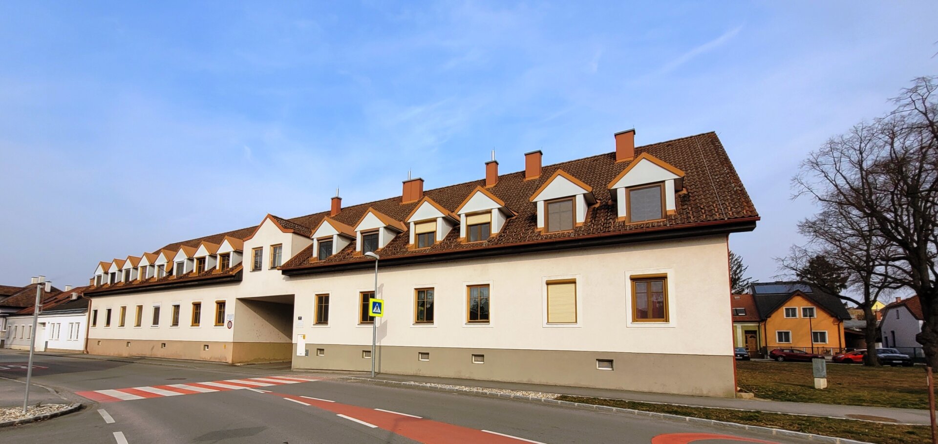 Neu renovierte Mietwohnung + Kfz Parkplatz + Kellerraum