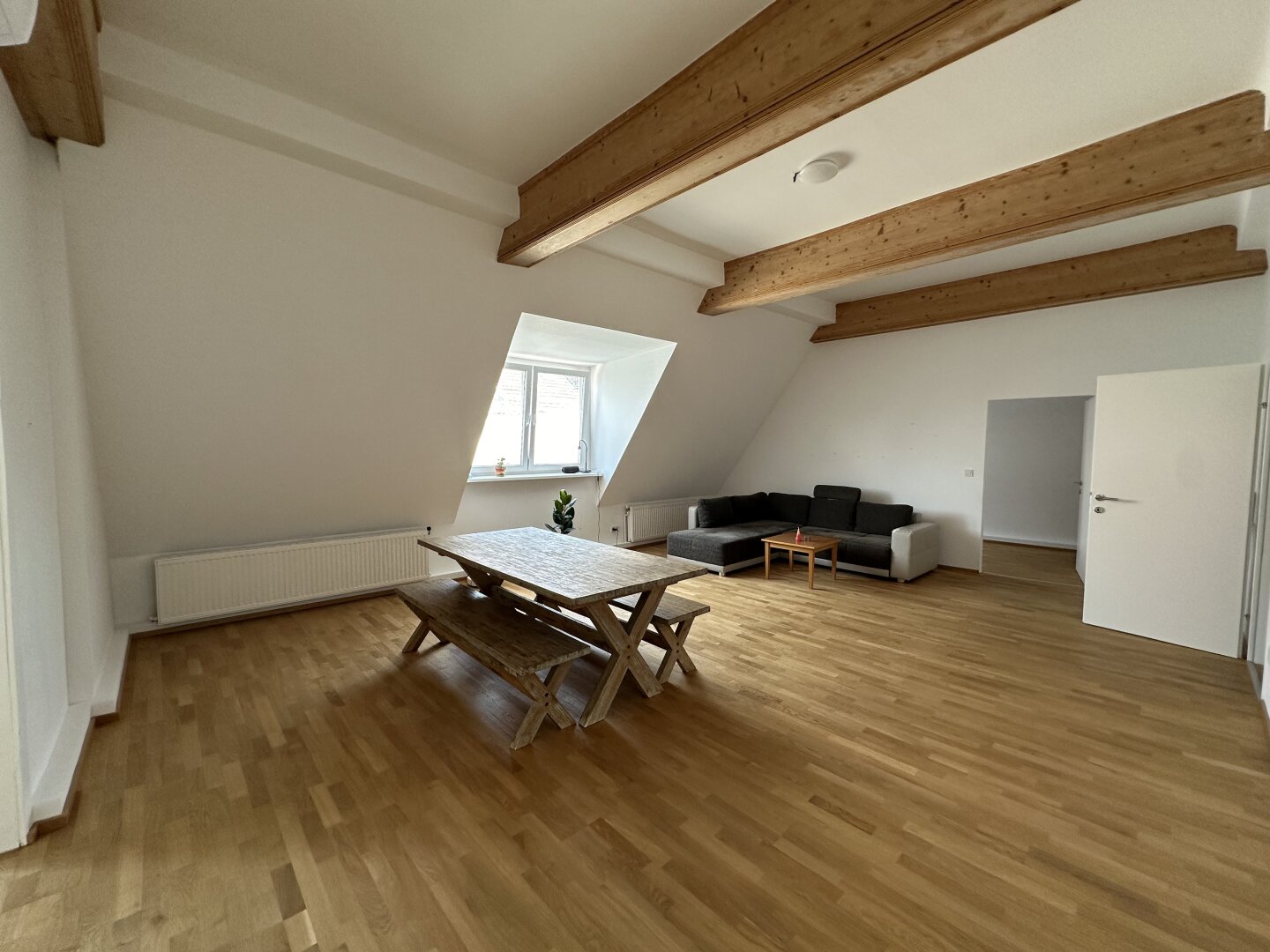 UNBEFRISTET: große 5 Zimmer im frisch ausgebauten Dachgeschoss mit Balkon!