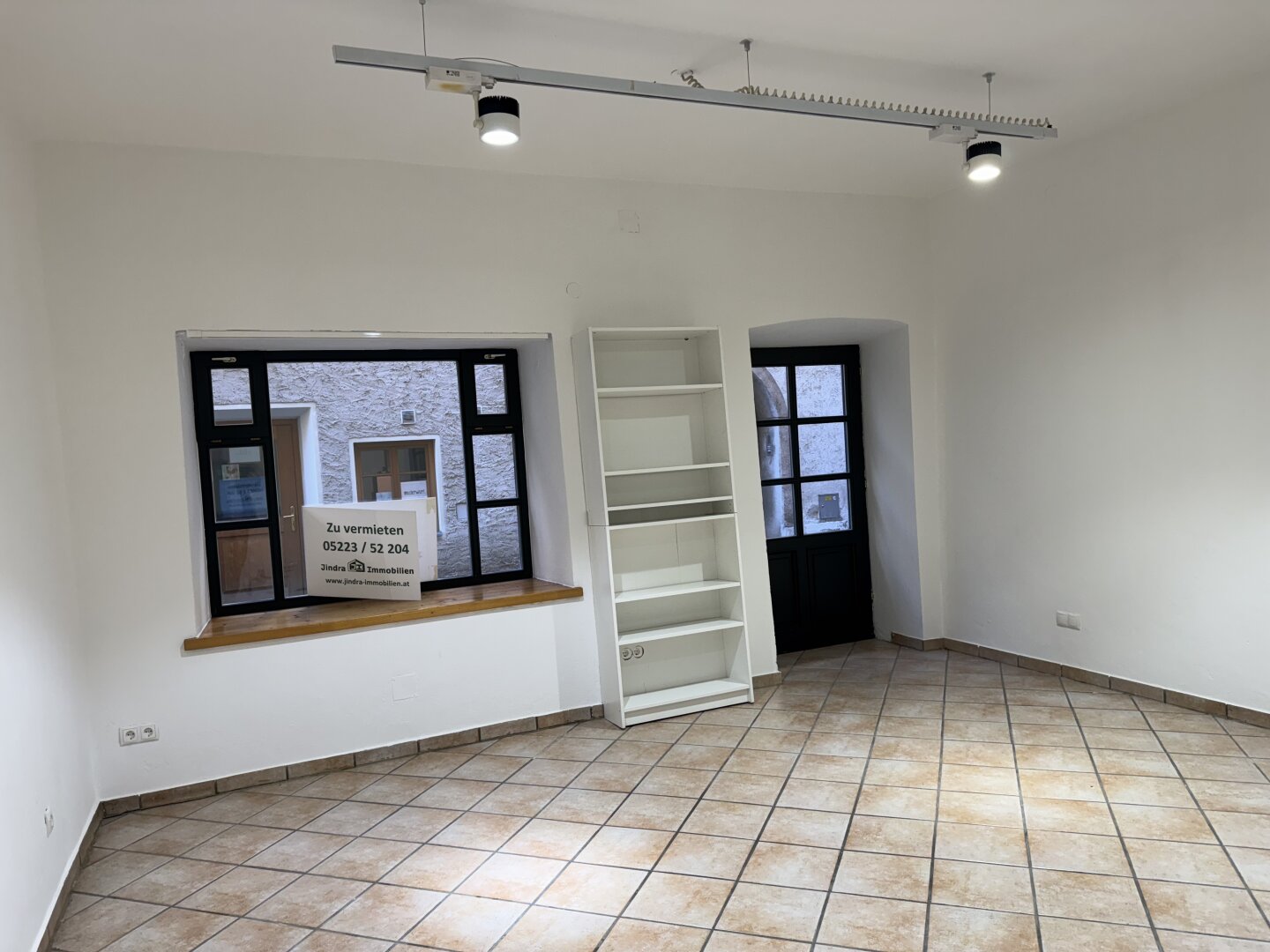 Neuwertiges Geschäftslokal in Hall in Tirol – Top Lage, nur € 600.- Miete!