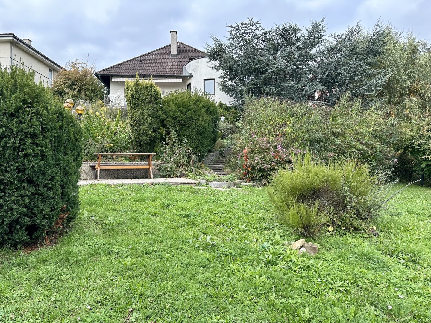 Einfamilienhaus mit Top Ausblick und Einliegerwohnung // Pool // Sauna // Terrasse // 2 Balkone // 2 Garagen