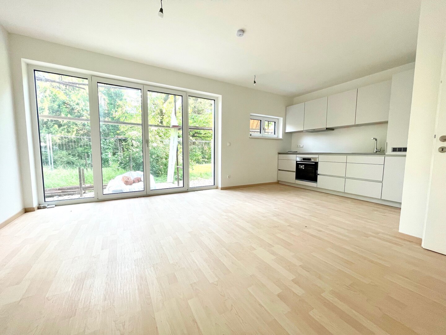 U1 LEOPOLDAU - TRAUMHAFTE WOHNUNG MIT EIGENGARTEN - IDYLLISCHE GRÜNRUHELAGE - PARKPLATZ