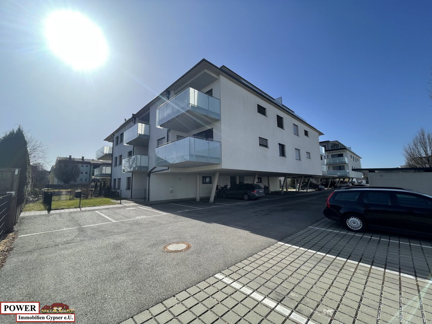 Neuwertige 3-Zimmer Wohnung mit großen Balkon & Carport!