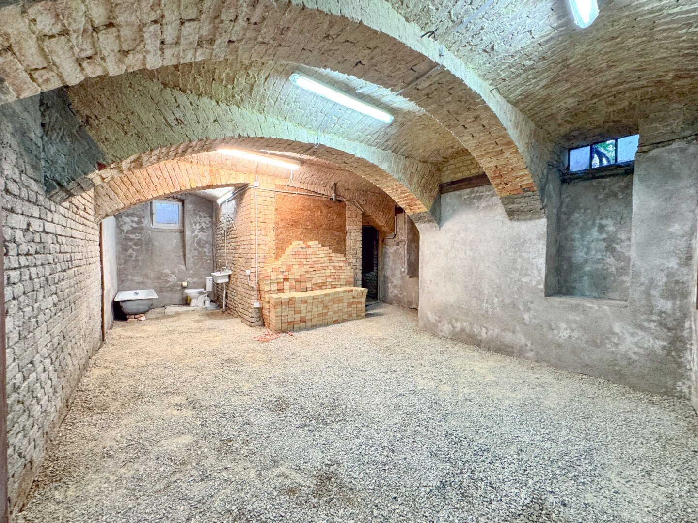 Magazin mit 35,36 m2 Nutzfläche, Nähe Hütteldorfer Straße! Zugang über Hauskeller!