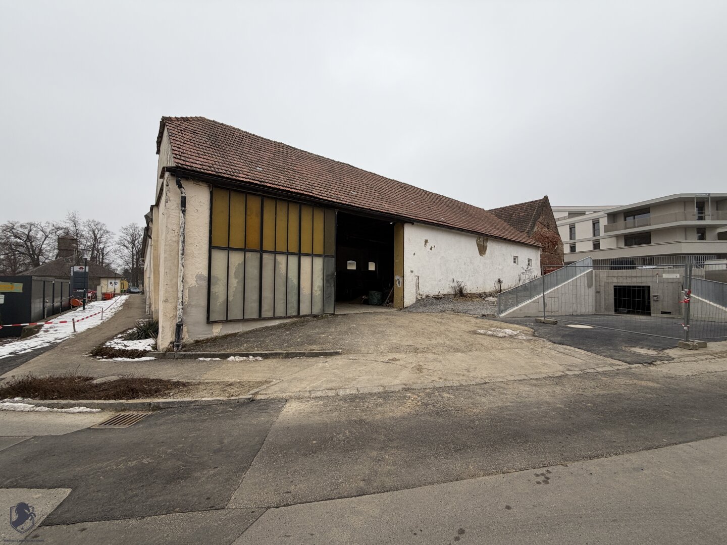 GEWERBELAGER / HALLE MIT FREIFLÄCHE & PARKPLÄTZEN