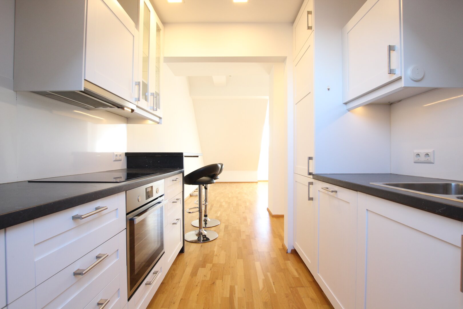 SOFORTBEZUG MÖGLICH: HELLE DACHGESCHOSSWOHNUNG IN KORNEUBURG, BAUJAHR 2017, EICHENPARKETT, MODERNE EINBAUKÜCHE !!