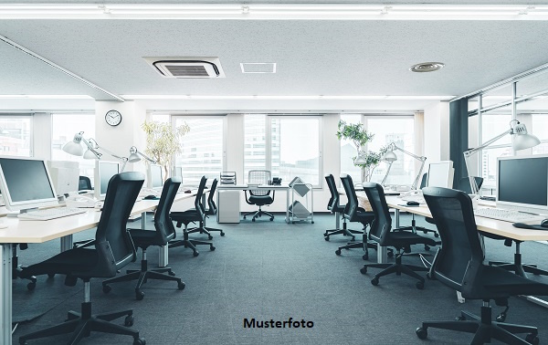 Geräumiges Büro im EG mit Kochnische und eigenem WC