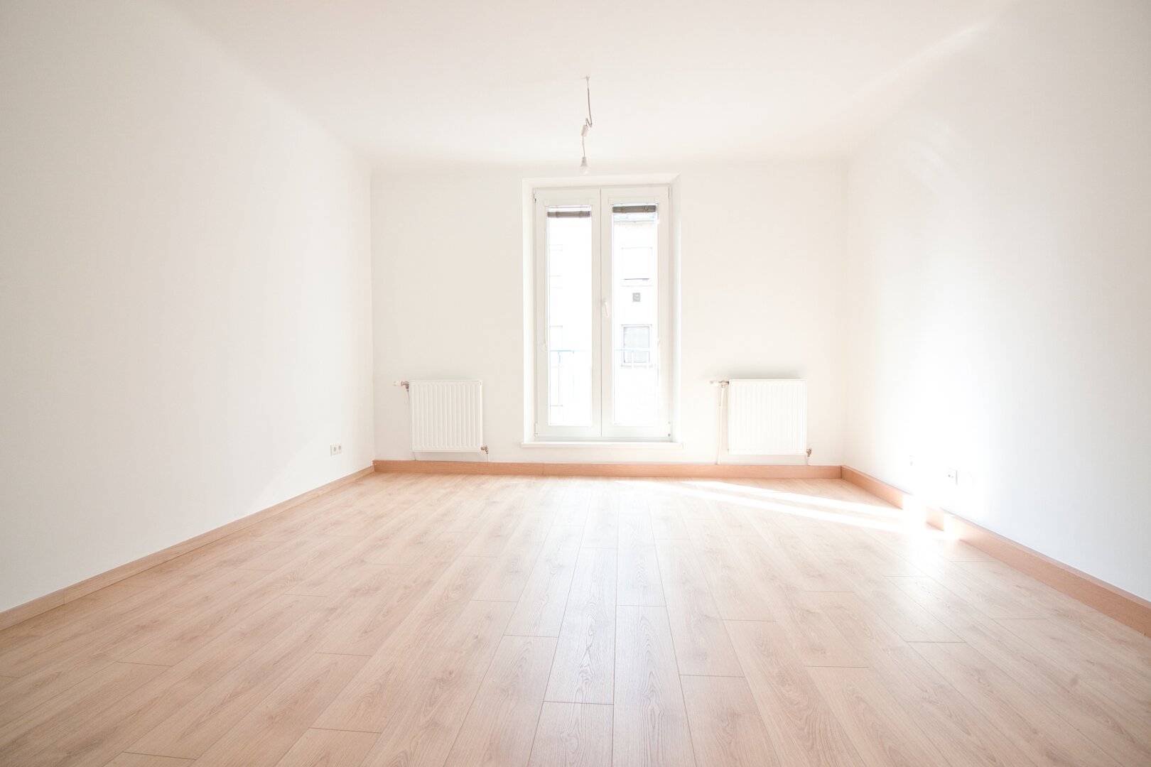 ERSTBEZUG nach Sanierung | ruhige 2-Zimmer-Wohnung | separate Küche | zentral begehbar