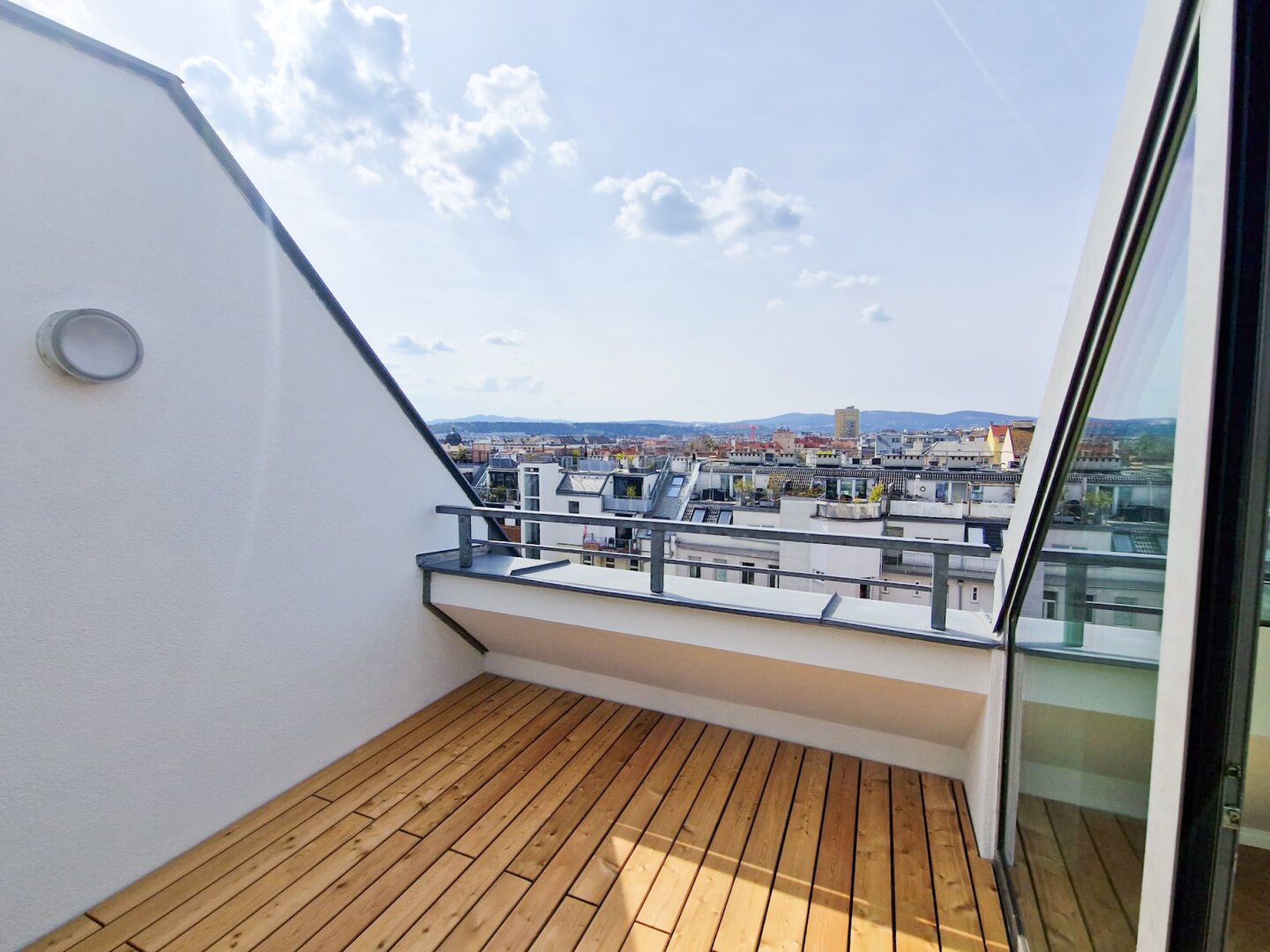 Sonnige Dachgeschoß-Wohnung mit Terrasse in Bestlage des 15. Bezirkes zu kaufen