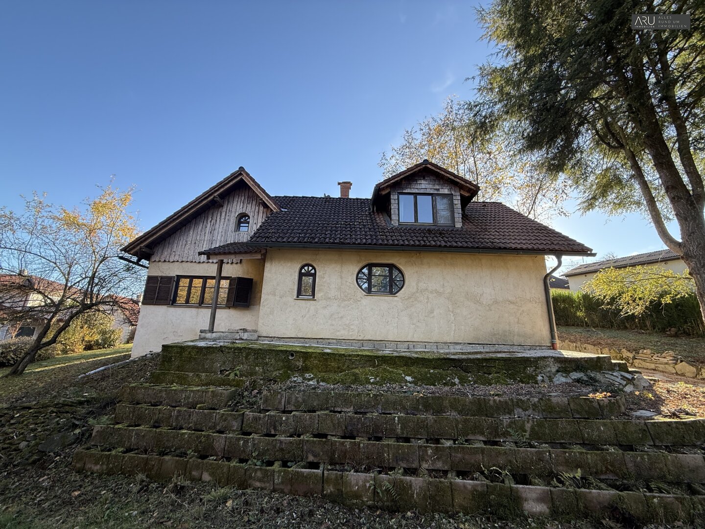 **Idyllisches sanierungsbedürftiges Haus**