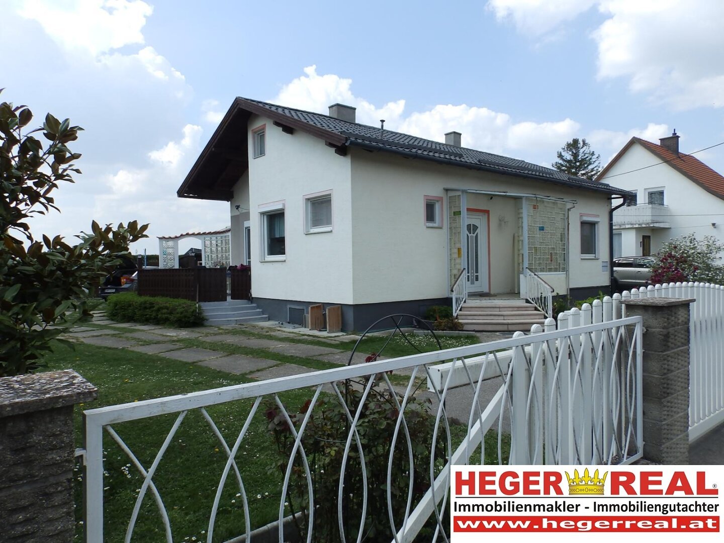unterkellertes WOHNHAUS / 4 - 5 ZIMMER / GARAGE und CARPORT / GROSSER GRUND