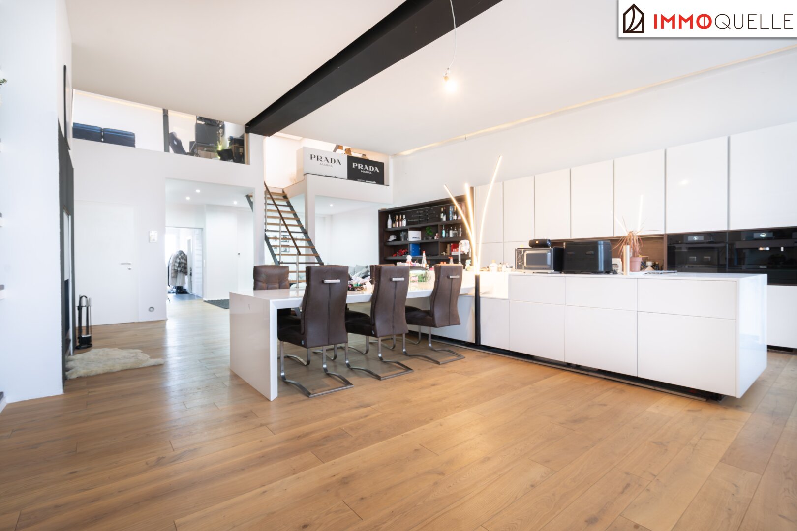 Wohnen mit Weite - Galeriewohnung mit Dachterrasse, großzügigem Wohnbereich und beeindruckender Raumhöhe nahe Attersee