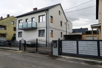 Großzügiges Mehrfamilienhaus in zentraler Lage mit 3 Wohneinheiten, Pool und gemütlichen Garten zu verkaufen