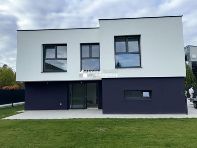 Neues Einfamilienhaus in Strasshof: Modern, geräumig mit Garten und Terrasse!