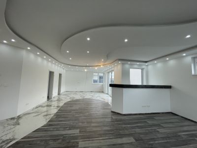 Bungalow, Hochmodernes Seehaus, 3 Zimmer, mit Garten und Terrasse, nur 4 Gehminuten vom Neufelder See entfernt