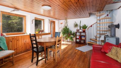 Bunte Villa mit Scheune und Gartenparadies