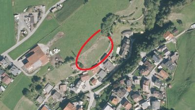 sonniges Baugrundstück in Hanglage