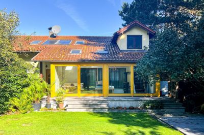 Privatsphäre pur: Einfamilienhaus in uneinsehbarer Lage mit schönem Garten