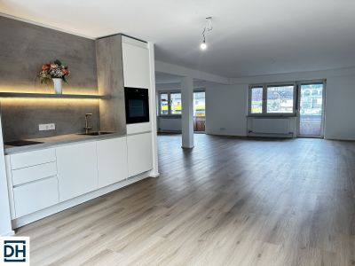 Modernes Loft mit Terrasse und Balkon