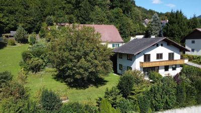 Wohnhaus mit Garagen, Keller und Blick auf den Grimming