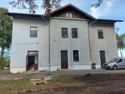 Ehemaliges Bahnhofsgebäude auf 10200m² auch Waldanteil,  teilunterkellertes Haus 10 Zimmer. Viele Verwendungsmöglichkeiten.