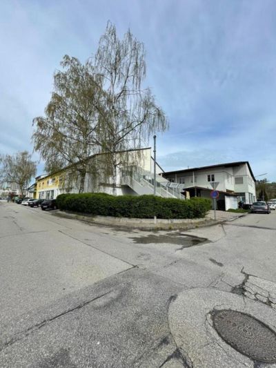 Zinshaus:  Geschäfts-, Büro- und Wohnflächen plus Parkplatz, Lager mit Freifläche (Bauplatz)