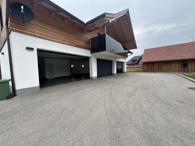 Neuwertige Haus  ca. 125m² mit Garten, Balkon, 3 Garagen inkl. Hebebühne