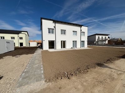Jetzt mieten / Kaufoption! Traumhafte Neubau Doppelhaushälften 128 m² Wfl. mit Büro / Galerie, Dachterrasse, Eigengarten & Garage in Attnang-P.