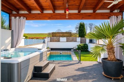 Reihenhaus mit Pool, viel Platz & sonniger Lage in Steinhaus