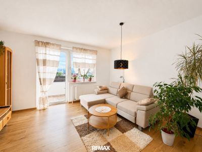 Helle, sanierte 3-Zimmer Wohnung mit Loggia und Carport
